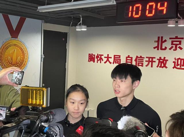 天天盈球-追梦亚冬和冬奥 中国花样滑冰队始终“在线”