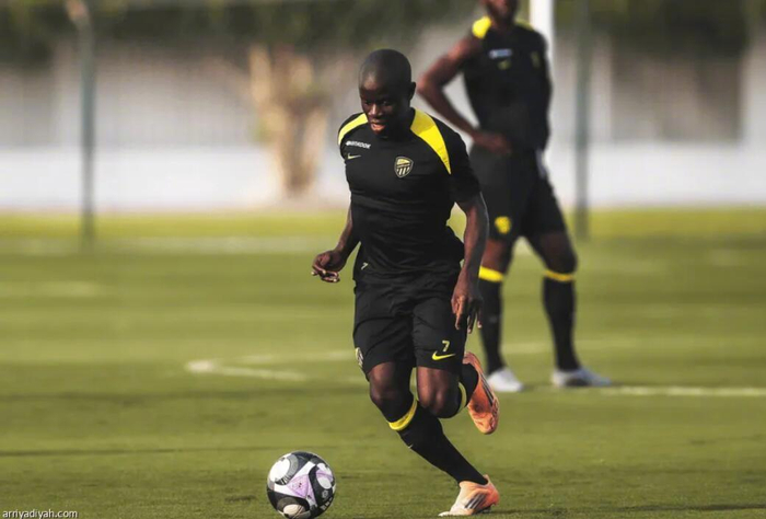 天天盈球即时比分直播-吉达联合向坎特提供一年降薪续约合同，费内巴切欲买断签约|利雅得体育报|高龄球员合同|恩戈洛·坎特|吉达联合足球俱乐部|达尼洛-佩雷拉_新浪体育_新浪新闻