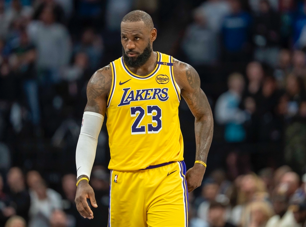 天天盈球即时比分直播-ESPN造谣詹姆斯后，被珍妮·巴斯亲自打脸！还被里奇·保罗嘲讽！