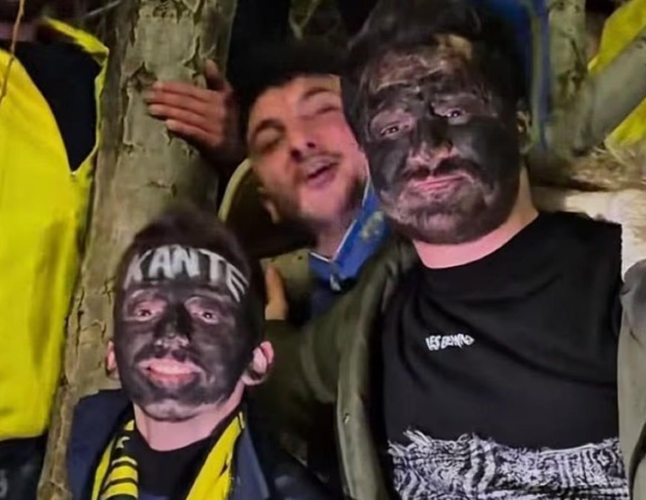 天天盈球-抽象，两名费内巴切球迷欢迎坎特的时候把脸涂成了黑色