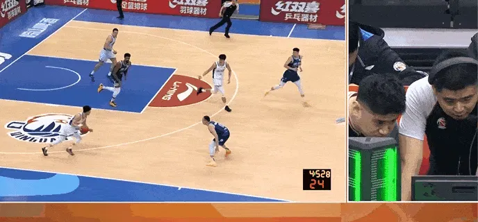 天天盈球即时比分直播-谷泽浴快攻时被青岛球员两人夹击撞倒，裁判吹罚普通犯规