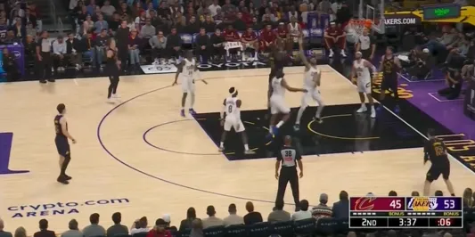 天天赢球-找回场子！艾顿刚吐饼后连续命中，湖人领先到两位数分差